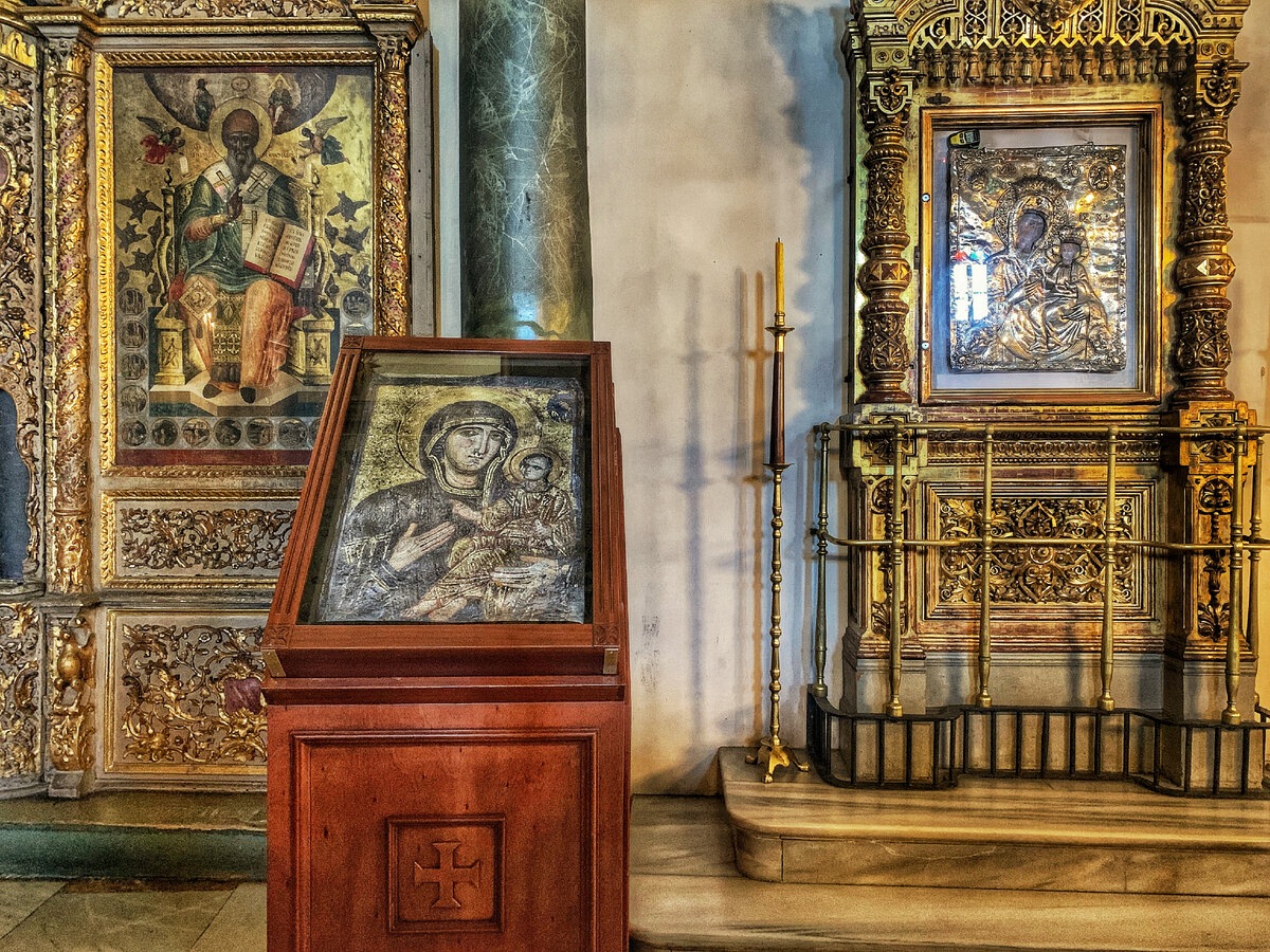 Δεξιά είναι η αρχαία εικόνα της Υπεραγίας Θεοτόκου «Παναγίαστης» (Παμμακάριστα).  Φωτογραφία του συγγραφέα.  Κάντε κύλιση στη συλλογή, υπάρχει ένα άλλο εικονίδιο