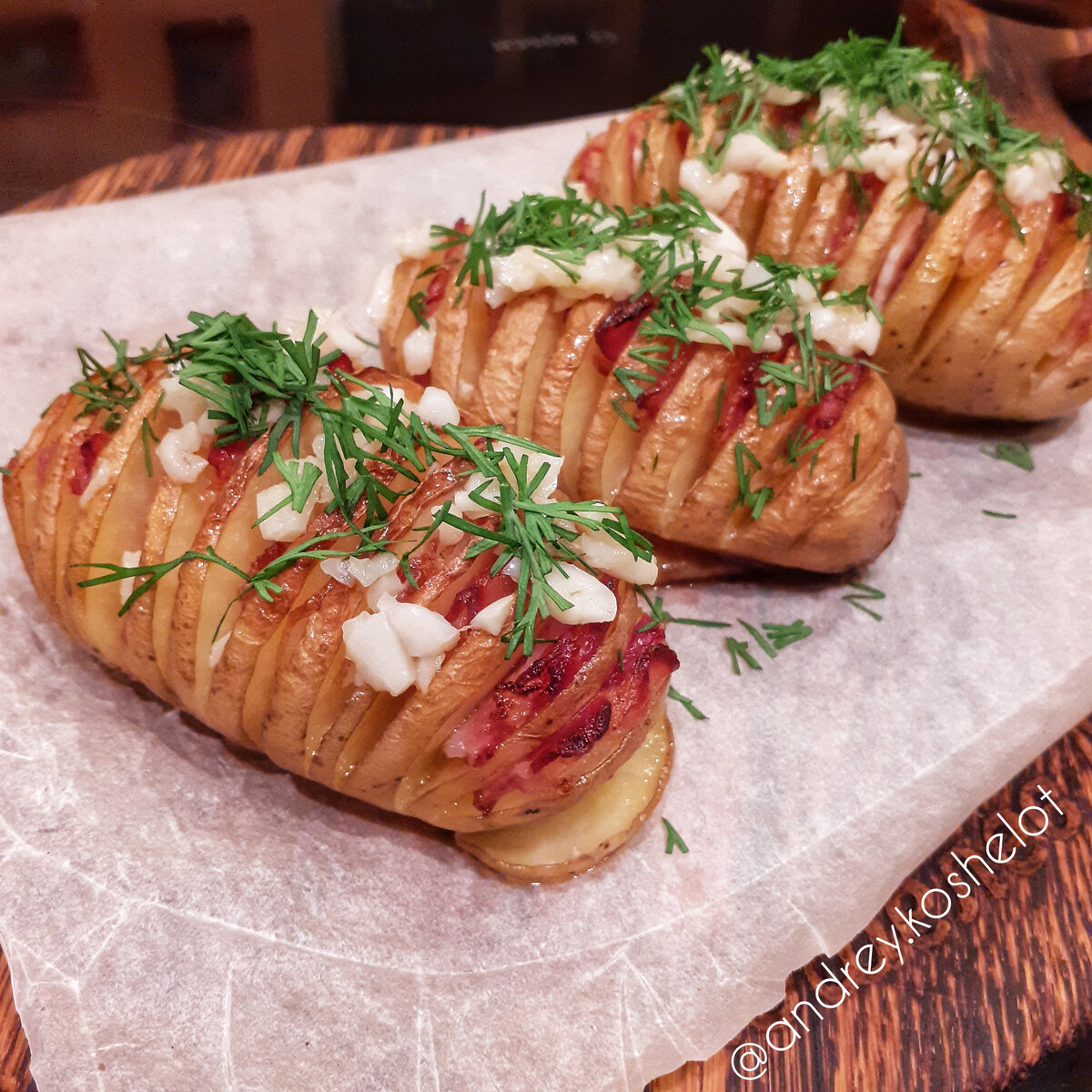 Картошка гармошка запеченная в духовке с беконом и чесночным соусом.  Вкусно! | KOSHELOT | Дзен