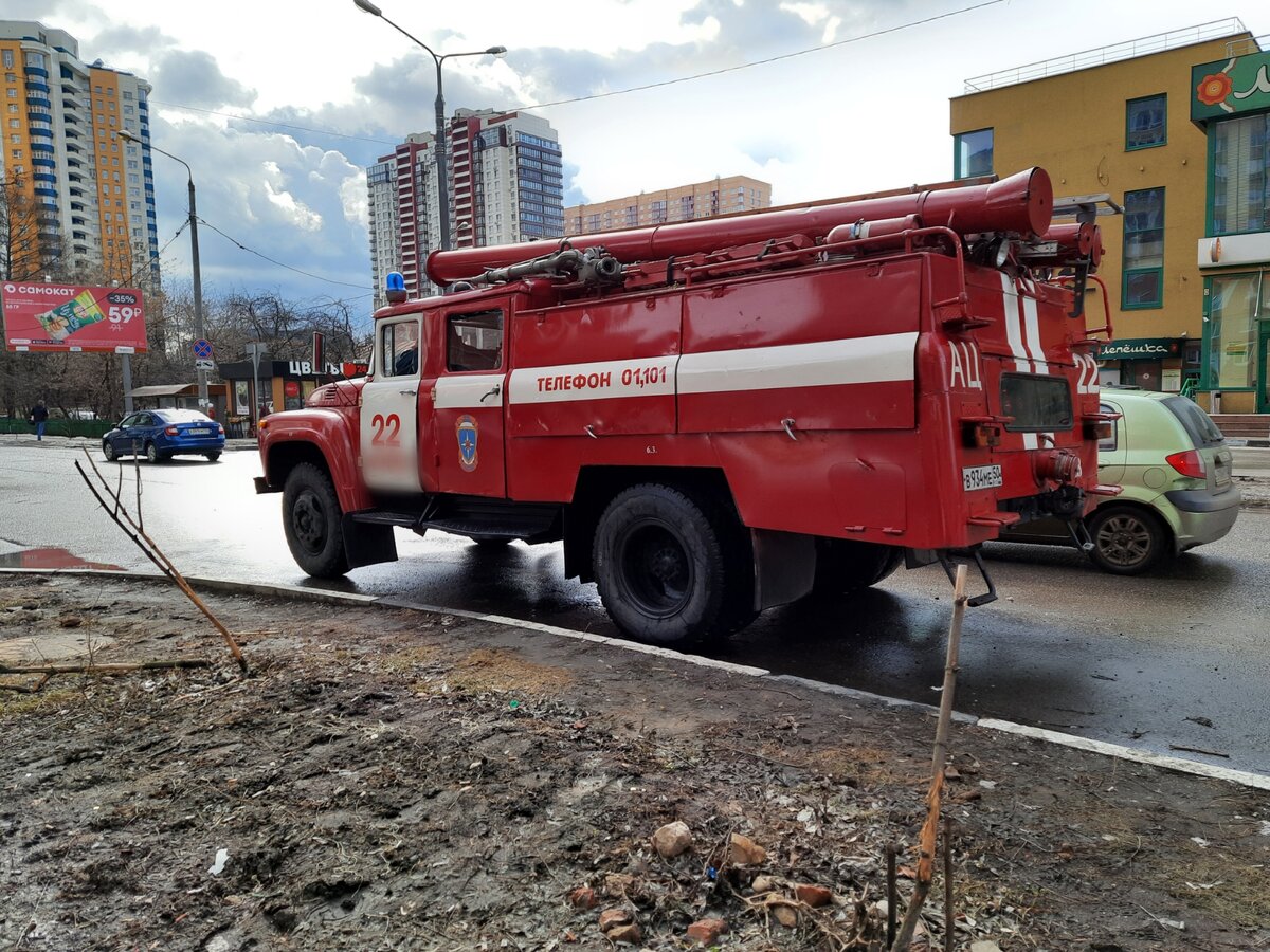 Пол города перекрыто. Скорые, пожарные и полиция носятся от школы к школе