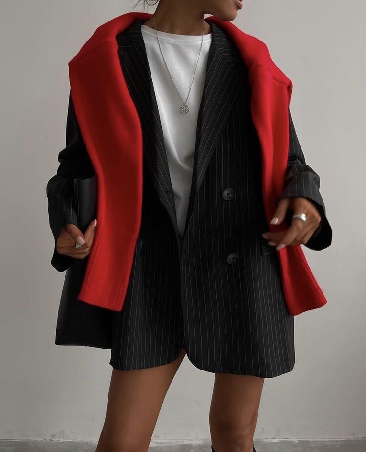 Да, именно такие яркие краски хорошо обращают на себя внимание! Но если ты боишься вводить такие цвета в гардероб, то делай это постепенно или даже маленькими порциями или просто миксуй с чёрным.