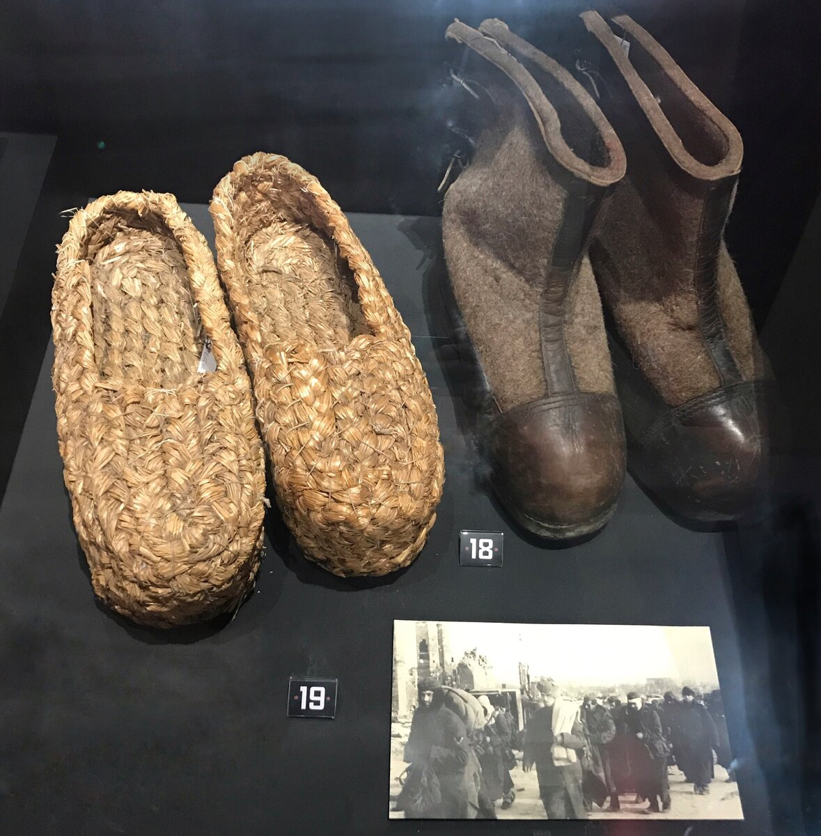 18 - трофейные караульные боты - войлочные и соломенные эрзац-валенки;
19 - Пленные фашисты на улицах Сталинграда (в шортах никого не наблюдается).