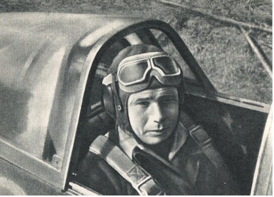 Франсуа де Жоффр в кабине "яка". Фото из книги "Нормандия-Неман".
