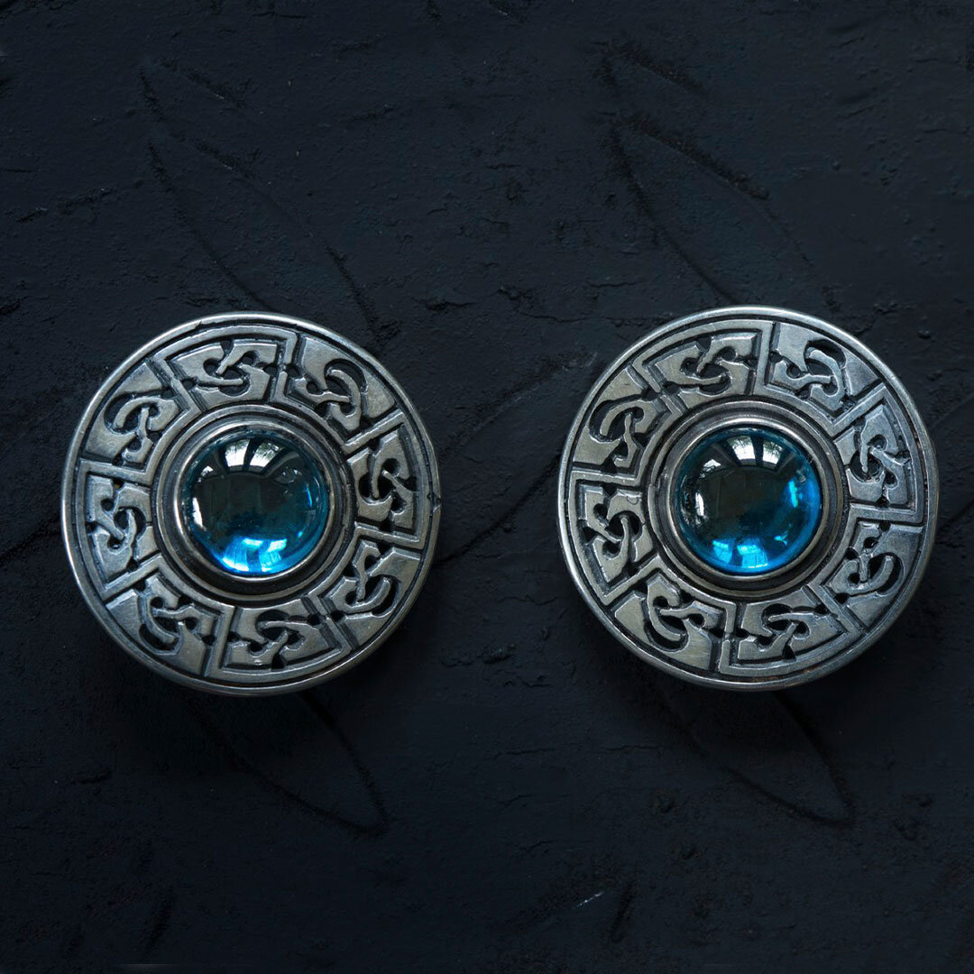 Серьги восьмичастные с кельтским геометрическим орнаментом и голубыми фианитами, диаметр 33 мм, удобная и надежная застежка, проверенная временем, изобретена и доработана автором изделий.