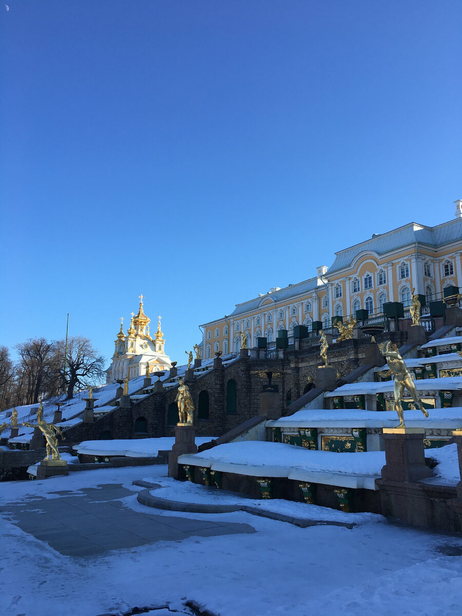 Большой Петергофский дворец и Петропавловская церковь (слева)