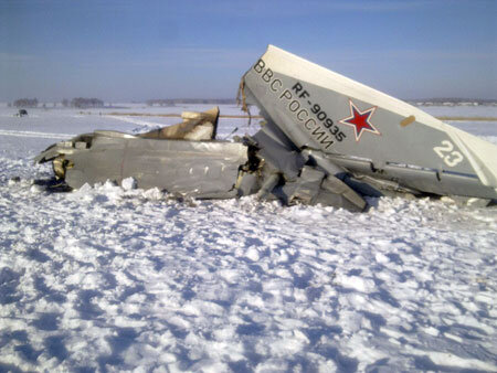 Часть самолета СУ - 24 после падения на берегу озера.