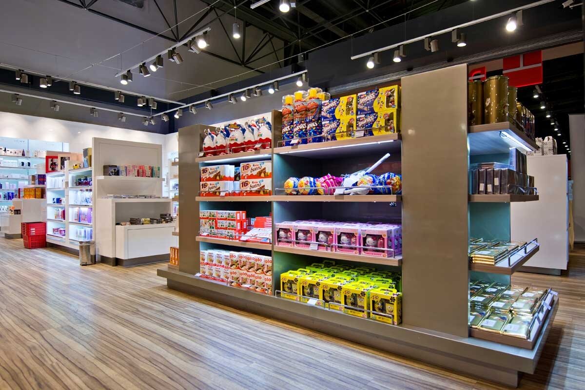 Фасад магазина косметики. Интерьер магазина одежды. Интерьер магазина аксессуаров. Esses магазин. Esses магазин.