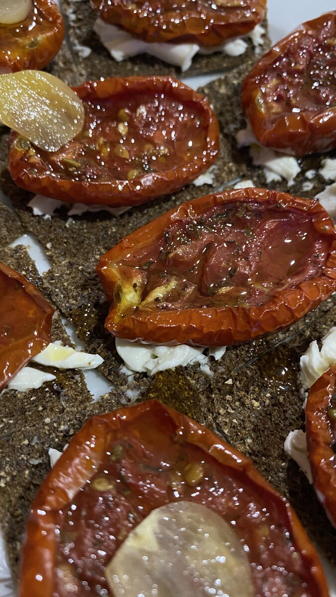 Вяленые томаты с чесноком и базиликом, под крышку