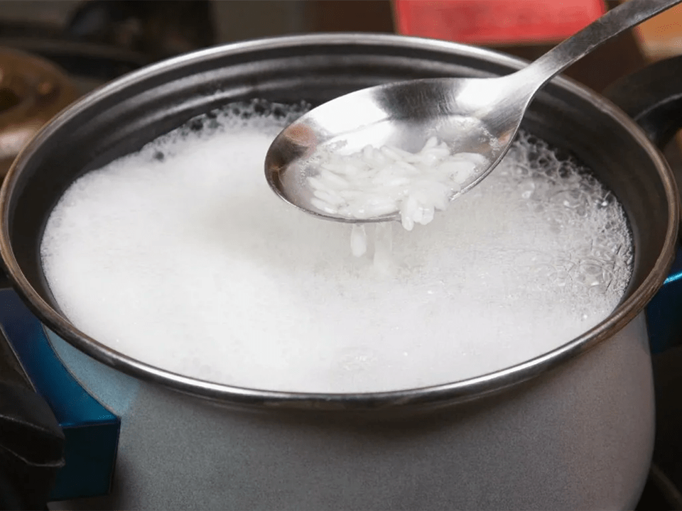 Слизистый рисовый отвар. Рис замоченный в воде. Рис круглый вареный. Как приготовить рисовую воду. Рисовый настой для волос.