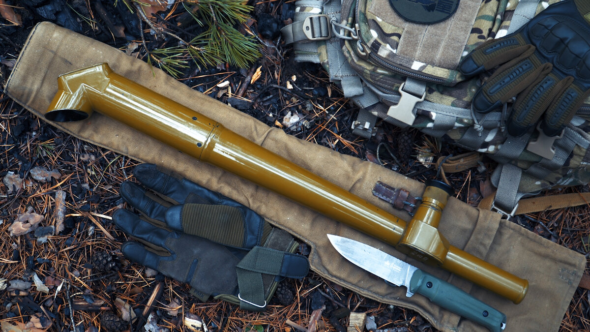 Общий вид перископа. Длина самой трубы 63 см, вес около 1 кг. Часть, что ниже окуляра, это полая трубка, которая надевается на колышек для стационарной установки перископа (чтобы не держать его в руках). Для установки прибора есть просто деревянные колышки, есть винт, на котором установлены две оси по 90 град. друг к другу чтобы устанавливать перископ горизонтально или вертикально. Сам винт вкручивается в дерево или деревянное укрытие.