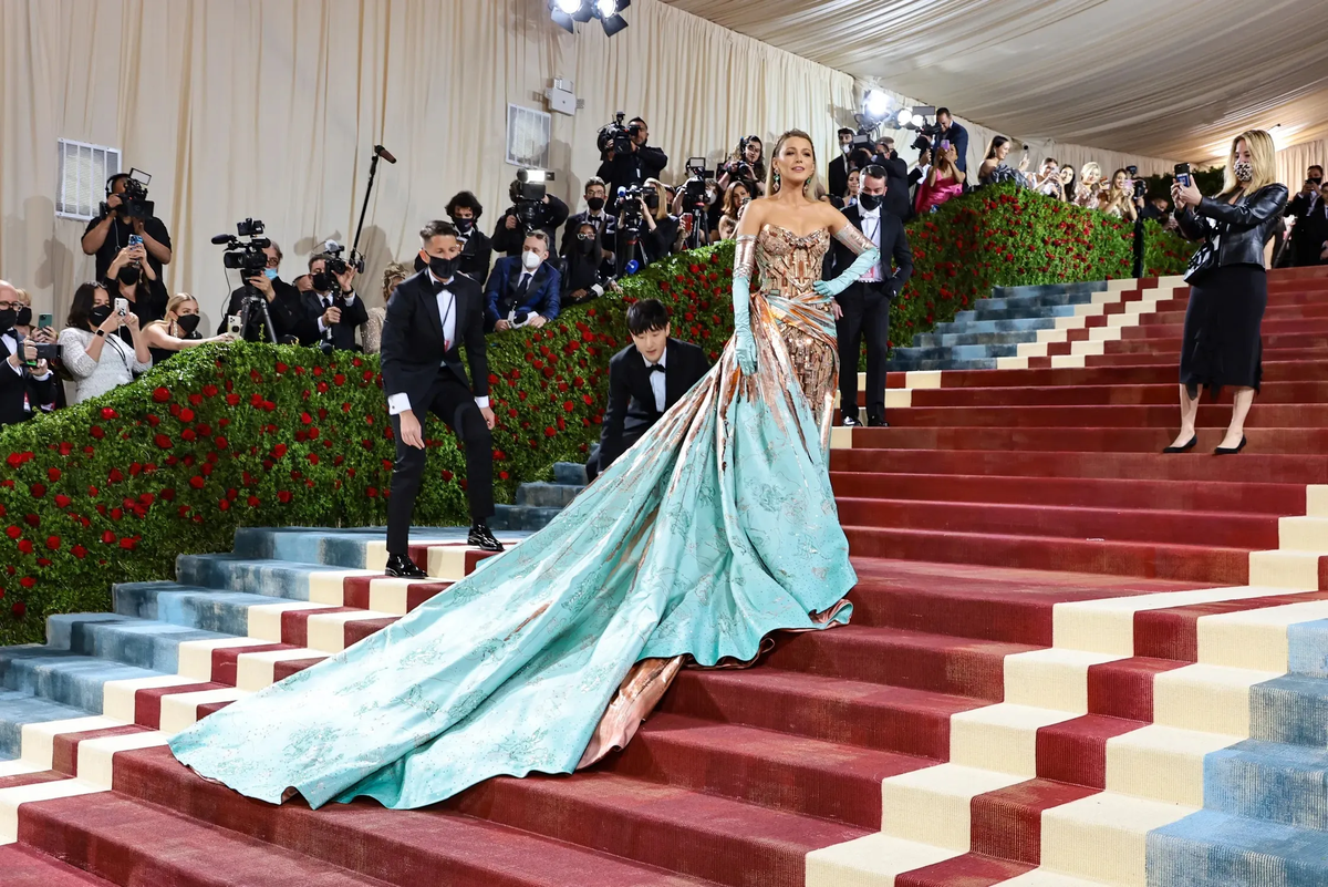 Met gala 2024 платья. Блейк Лайвли мет Гала 2022. Met Gala 2022 Блейк Лайвли. Блейк Лайвли met Gala 2018. Блейк Лайвли мет Гала 2014.