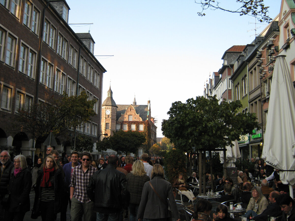 И, именно, по этой причине в Дюссельдорфе всегда очень оживленно... Фото автора