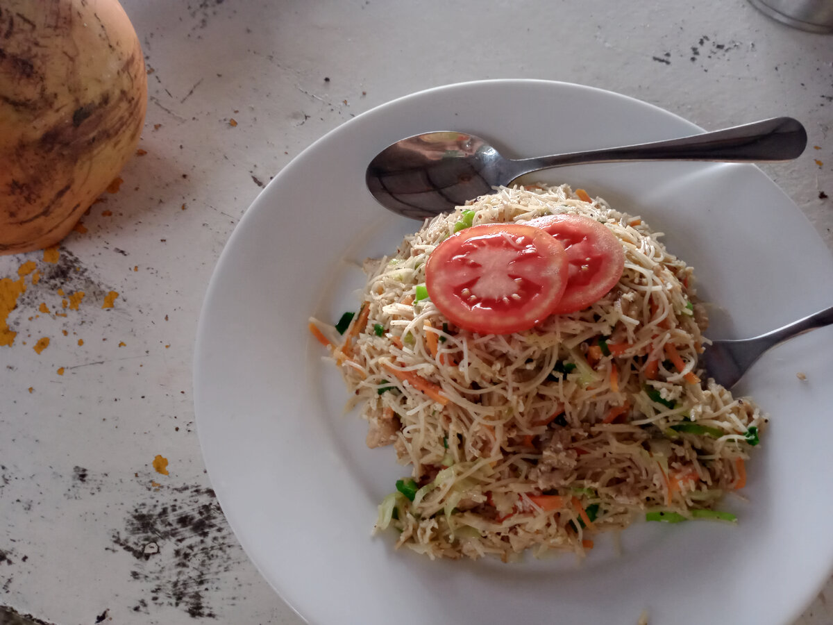 Порция лапши с курицей+кокос 850 Rs (2,5$)