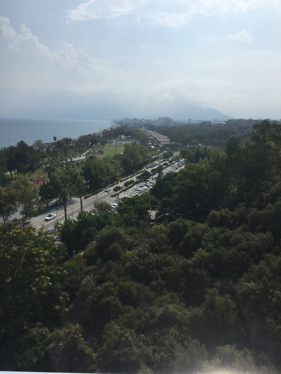 Вид на горы, окутанные облаками