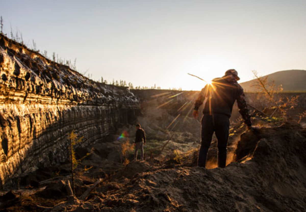 Люди в Батагайском кратере