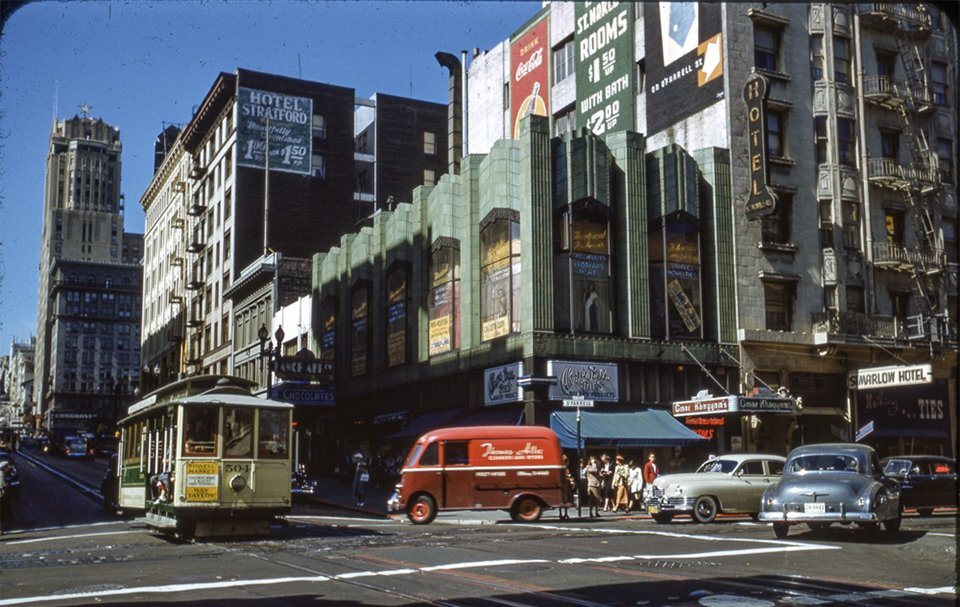 Перекресток улиц Пауэлл и О'Фаррелл в Сан-Франциско, где с 1938 по 1980 год стоял ресторан «У Омара Хайяма». Снимок 1952 года. Фото: OpenSFHistory / SFGATE