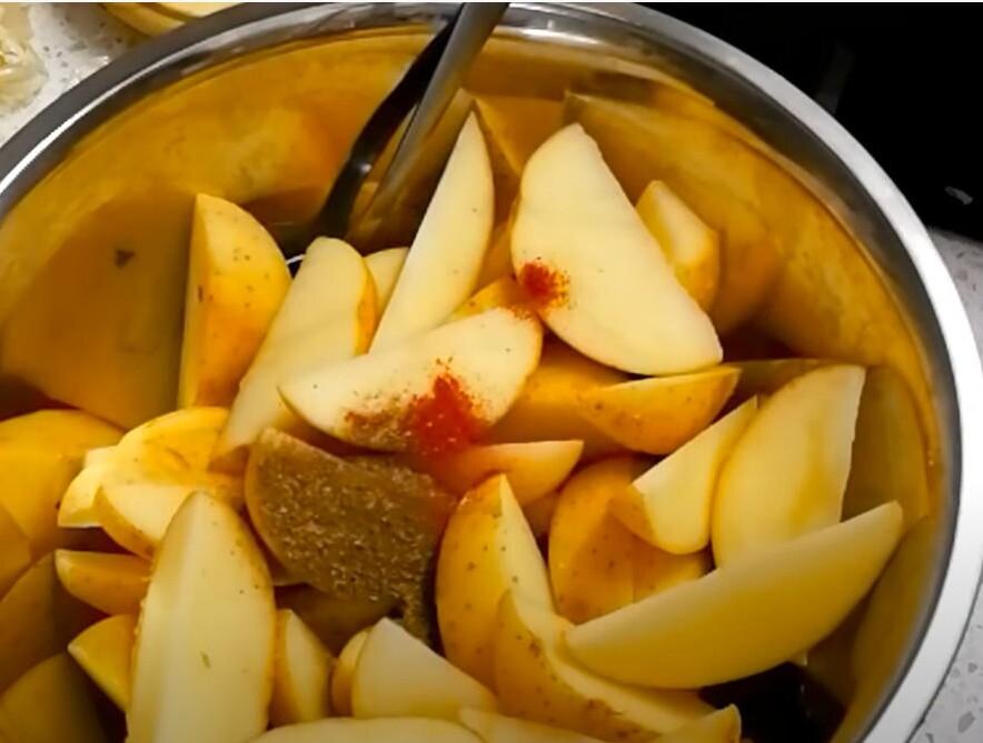 Добавить зелень к картофелю. Приправить маслом, солью и паприкой. Тщательно перемешать. 