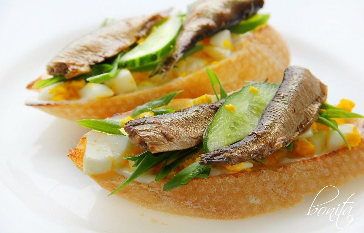 закусочный торт наполеон с красной рыбой. мужской торт мясной. торт несладкий закусочный. скандинавский бутербродный закусочный торт. холодные блюда и закуски.