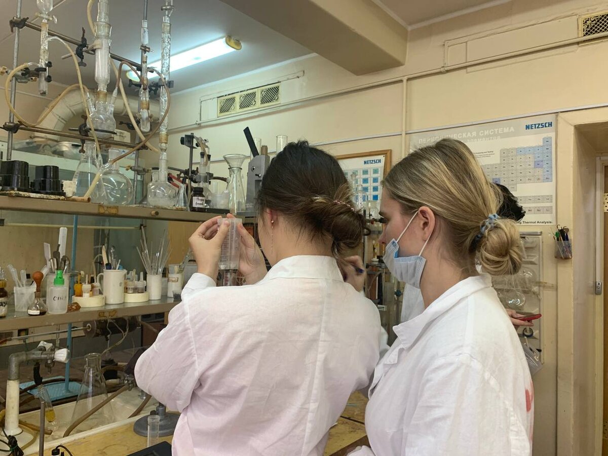 Мы на химии пытаемся не пролить на себя раствор