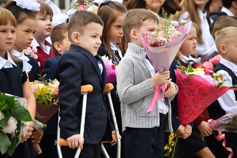 1 сентября в школе. Первоклассники на линейке. Линейка 1 сентября. Школьники 1 сентября. Дети с букетами на 1 сентября.