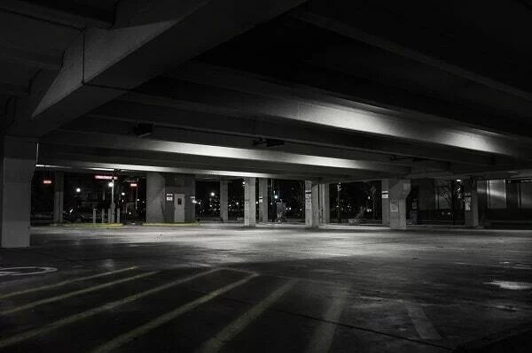 К освещению подземного паркинга предъявляются особые требования. В первую очередь здесь должна быть повышенная освещенность — 75-300 лк.