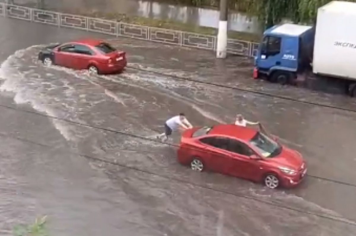    В Твери на проспекте Победы мужчина вызволил из лужи чужое авто (видео)