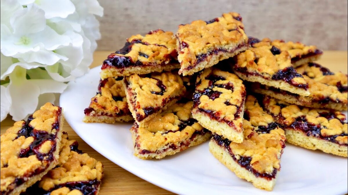 Австрийская кухня. Венское печенье, долгое время считается флагманом австрийской кухни. Традиционная выпечка готовится к Рождеству. У нас, рецепт известен под другим названием, "Тертый пирог". И в том, и в другом случае выглядят блюда одинаково: песочная основа, прослойка джема и тертая крошка из теста. Стоит заметить, что в основе блюд венской кухни, как и многих других в Европе, лежит бережливость и экономия, в хорошем смысле. Разумный подход, позволяет готовить, удивительные кулинарные шедевры из обычных продуктов, которые всегда под рукой. У Австрийской кухни много почитателей, да и блюда интересные, не сложные, но в то же время весьма оригинальные и вкусные. Появилось венское печенье, в столице Австро-Венгерской империи. Привередливость знати в гастрономических вкусах, и непреодолимое желание, изысканно поесть, позволили собрать лучшие блюда за одним столом, начиная от горячего и заканчивая десертами. К слову долгие походы тоже способствовали появлению новых кушаний, так возникло венское печенье, которое не портилось, не черствело, а еще его можно было брать с собой на дальние расстояния. Поехали готовить)
