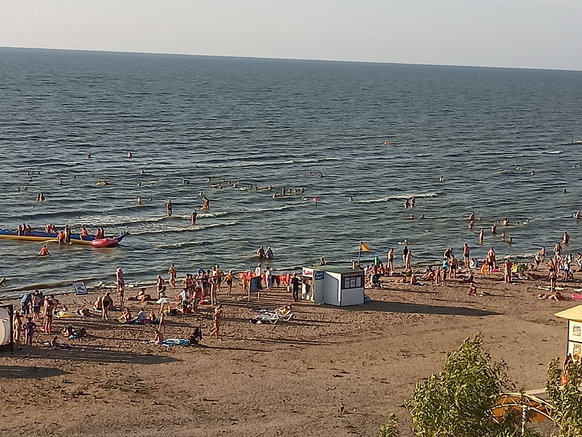 Центральный пляж в Ейске. Фото сделано издалека. Нам не понравилось такое количество народу на пляже.