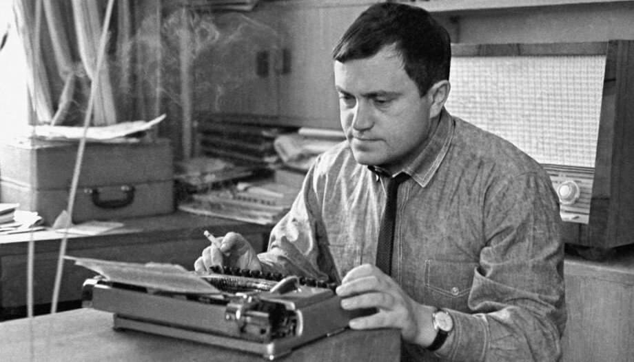 Василий Аксёнов. Источник фото: https://obshe.net/