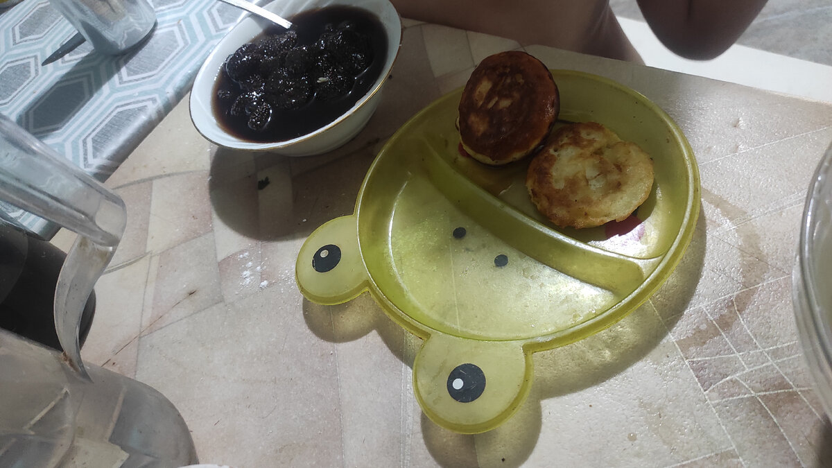 Оладушки с вишнёвым вареньем. Сколько ж ему лет? 