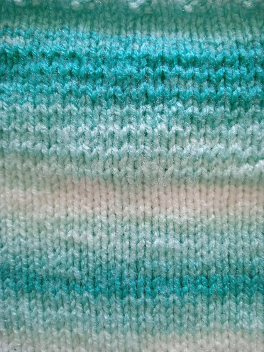 Верхняя часть поворотными рядами, нижняя круговыми. В поворотной части даже можно заметить, что петли свободнее через ряд. 