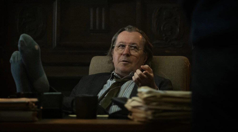     Гари Олдман в 1 сезоне сериала «Медленные лошади» (2022)