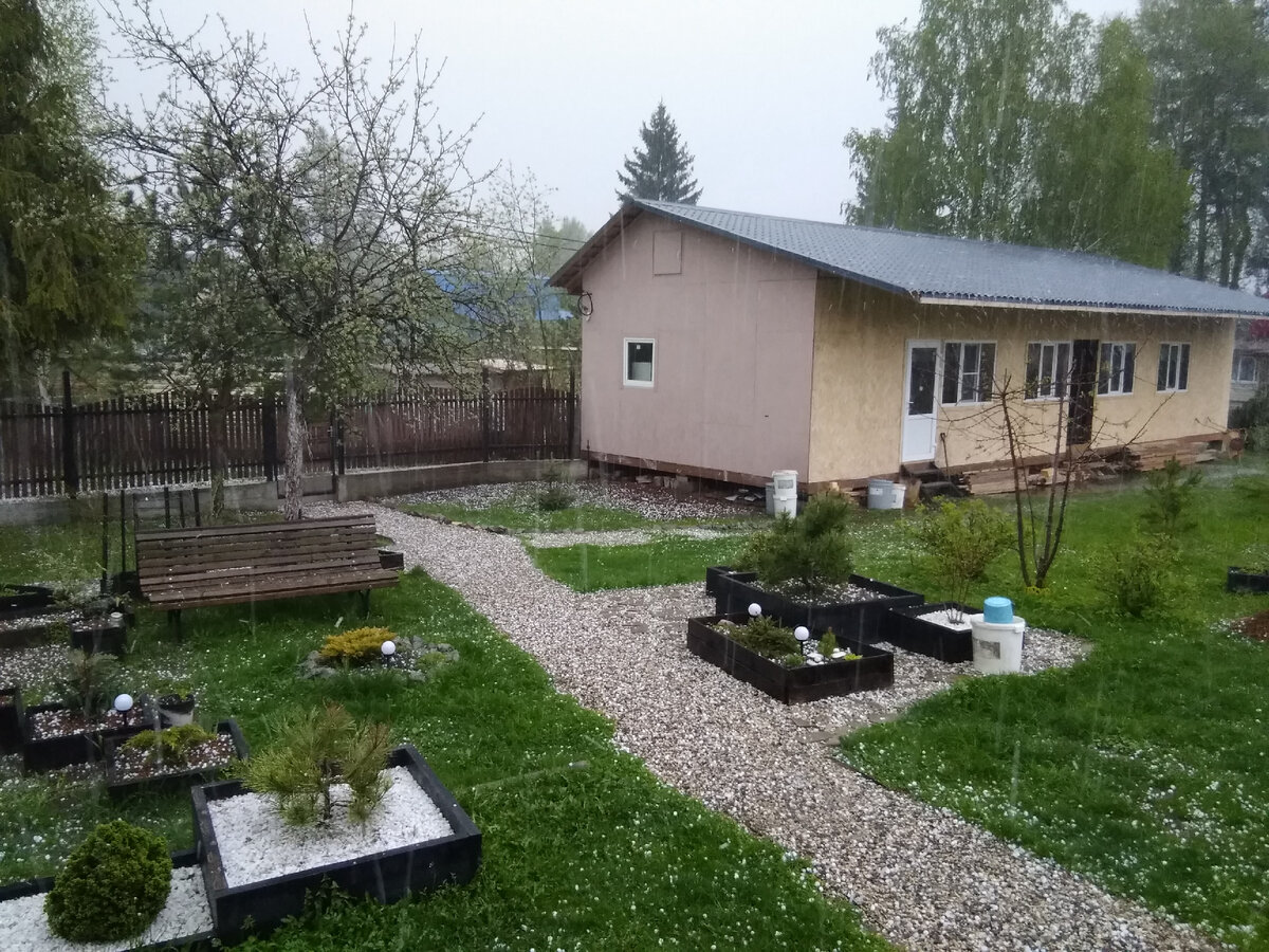 Снаружи отделан ОСВ. 