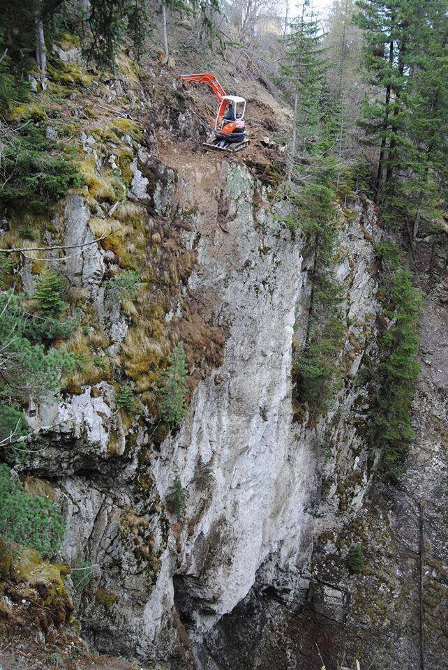 Мини-экскаватор Kubota работает на склоне. Какая техника еще так сможет?