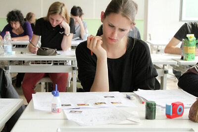    Девушка пишет ©ZeLIG School Flickr.com