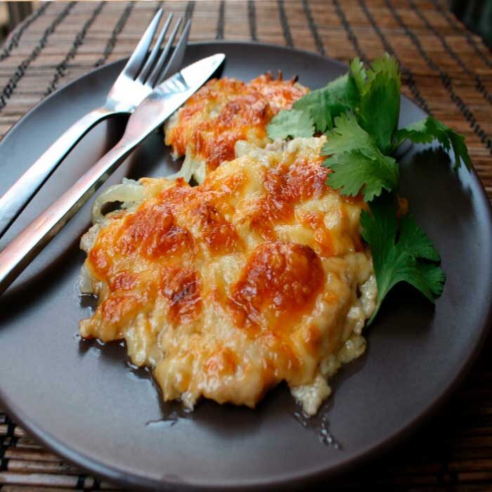 Итак : нам понадобится мясо свинина грамм 400 - 500 зависит от того какой у вас противень, морковь 2 - 3 шт средних, картофель отварной 4-5 шт, майонез и сыр гр 200, можно добавить по желанию кружочки помидоров.