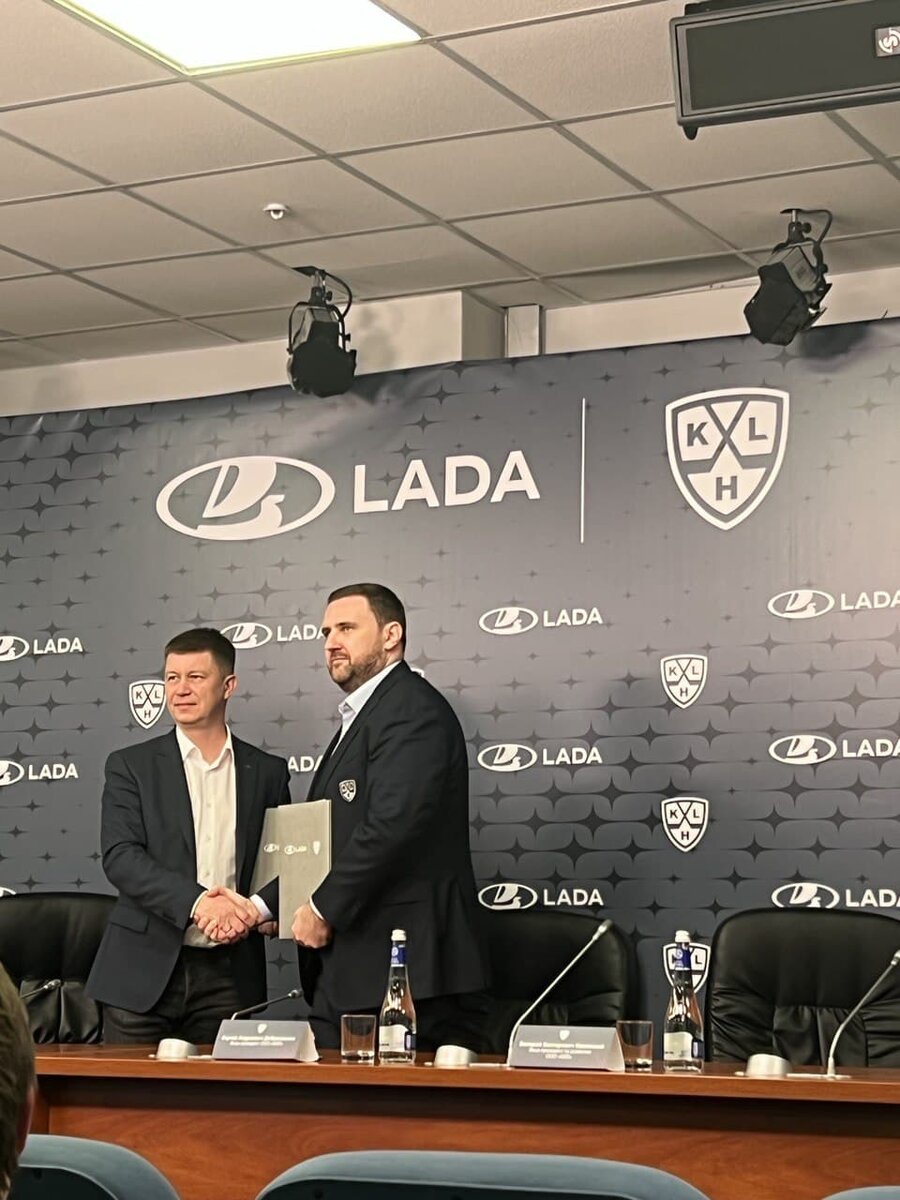 Дмитрий Костромин, вице-президент по продажам и маркетингу АО «АВТОВАЗ» и Сергей Доброхвалов, вице-президент КХЛ