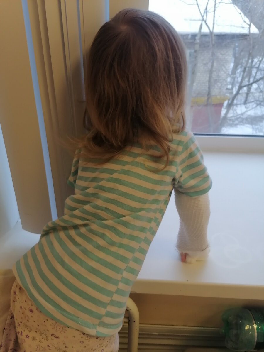 Ждём папу, смотрим в окно 