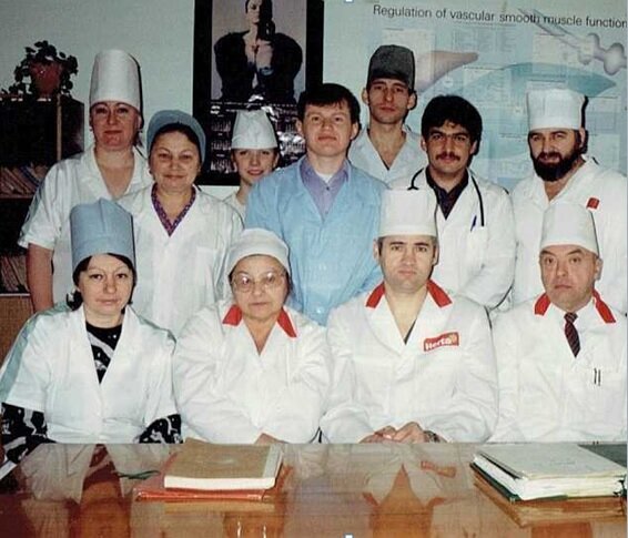 1993 год, коллектив отделения ревмоортопедии ГКБ № 13. Внизу в центре - Н.В.Загородний, я - вверху в зелёном колпаке