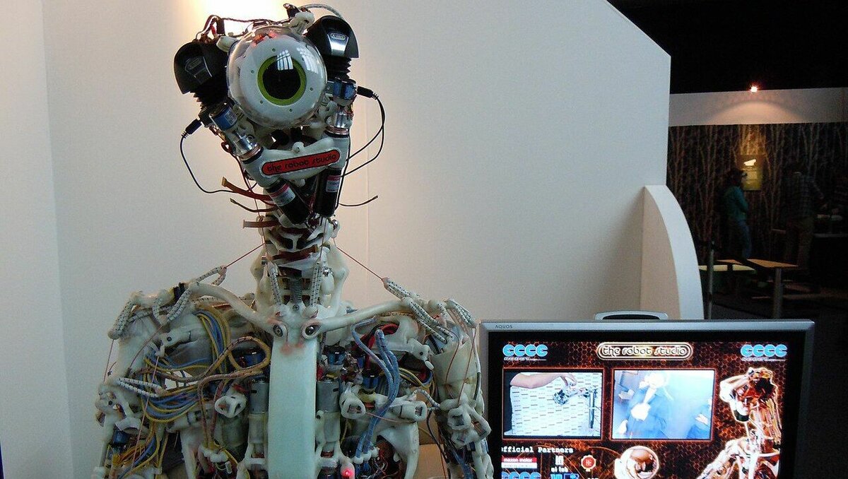     Сотрудники RostovGazeta на основе данных Росстата определили среднестатистический портрет жителя Ростовской области, а при помощи нейросетей мы получили его изображения.