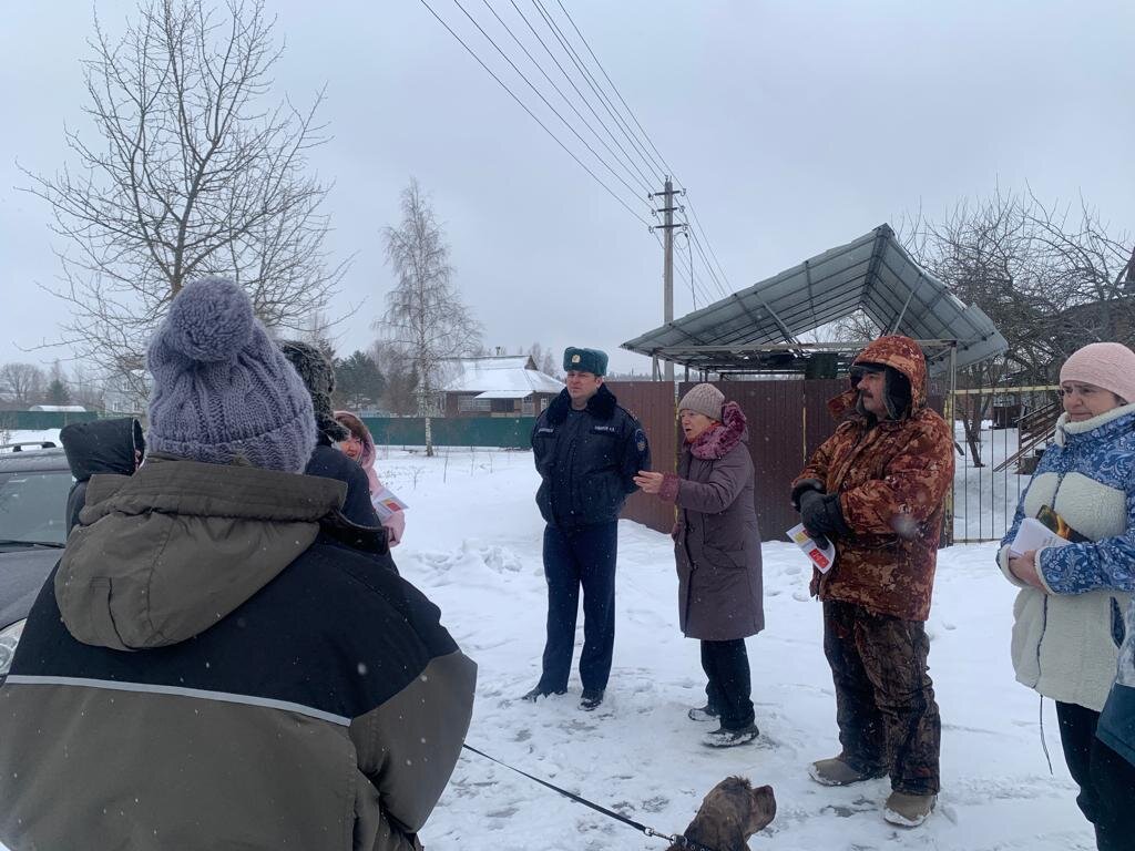 Начальник пожарно-спасательной части №234 ГКУ МО «Мособлпожспас» Алексей Химиков совместно с представителями Уваровского территориального сектора администрации Можайского городского округа провели профилактические беседы с жителями деревни Сады Можайского городского округа.   Начальник части Алексей Химиков рассказал, что в этом населенном пункте у большинства имеется печное отопление и рейд был направлен на повышение уровня знаний среди населения по пожарной безопасности во время отопительного периода. 
«В ходе профилактических мероприятий жителям деревни напомнили о необходимости соблюдения требований пожарной безопасности при эксплуатации печного отопления. Также населению рассказали о причинах возникновения пожаров, которые зачастую возникают из-за незнания основ безопасного поведения с огнем и нарушения требований пожарной безопасности», – рассказал Алексей Химиков.  
