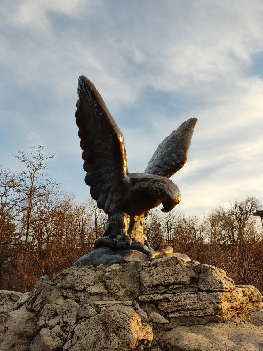 Скульптура "Орел, терзающий змею" в Пятигорске