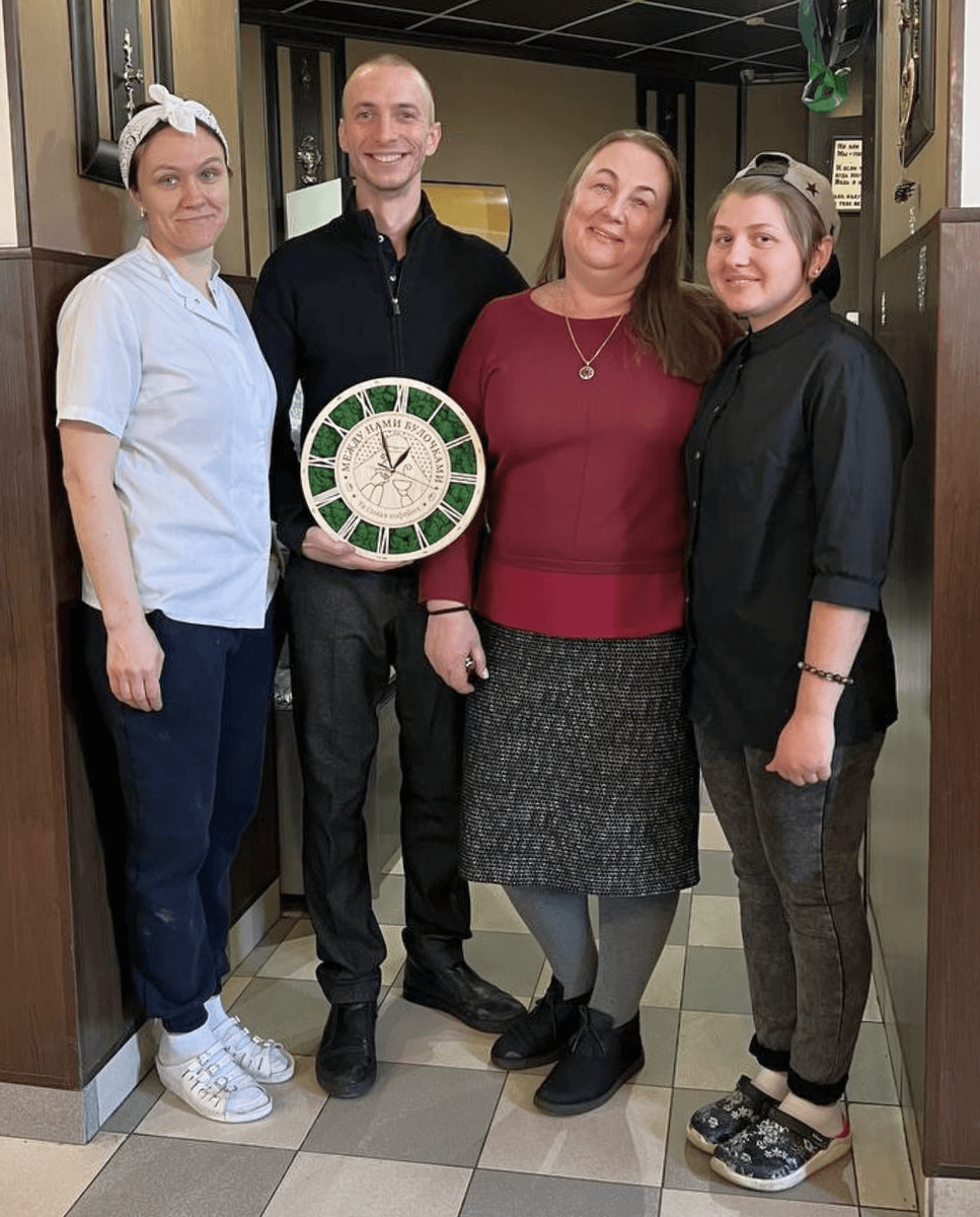 На фото Дмитрий Никитин, его мама, шеф-повар и шеф-кондитер