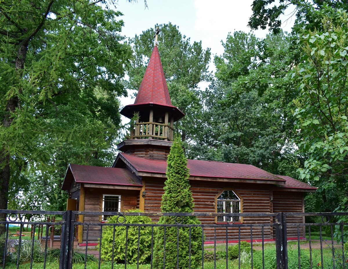 Часовни кировский. Кировская часовня Рыбацкое. Храм малая Вишера Питер. Аллея славы пожарных в Рыбацком СПБ.