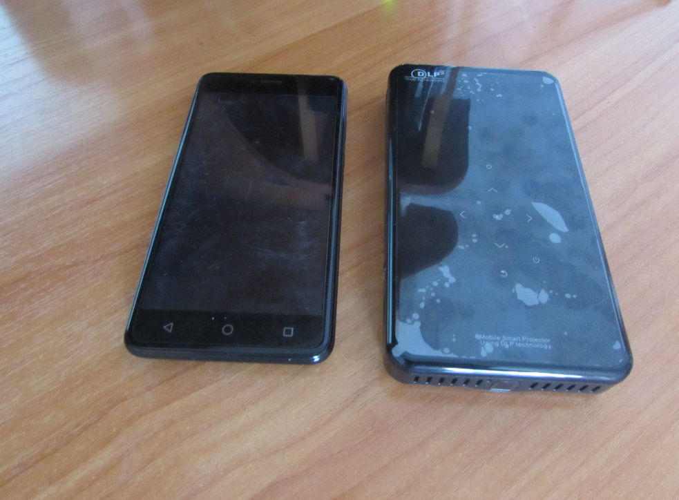 чуть побольше среднего по размеру телефона