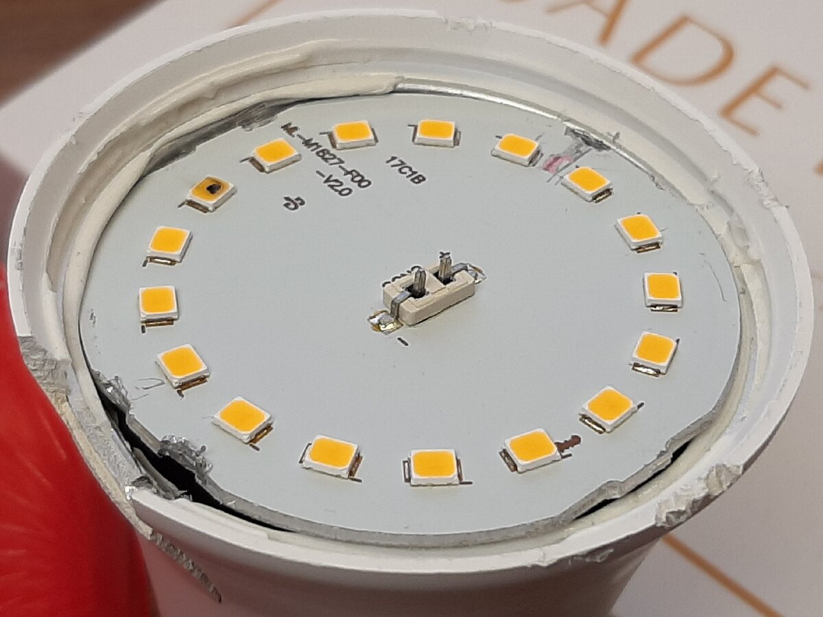 Плата со светодиодами. По периметру видны наплывы герметика