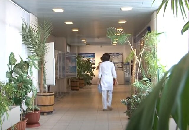 Внутри чисто и без лишних изысков, чем-то напоминает санаторий советского периода