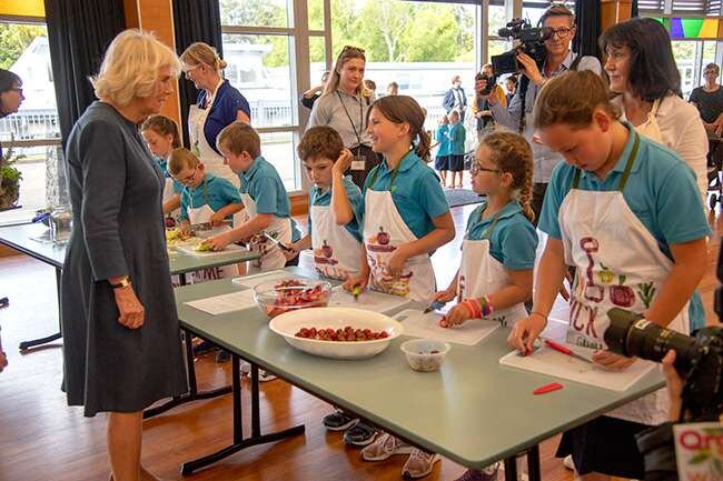 Камилла с официальным визитом в школе.  