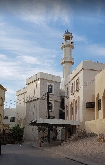 Hellat As Sadd Masjid в районе госпиталя Al Nahdha – по другую сторону Ruwi Stalala Masjid  Из района Руви по 63 улице в сторону Wadi Kabir