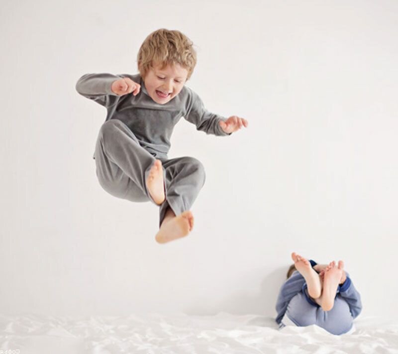 Гиперактивные дети 4 года. Дети в прыжке. Мальчик прыгает. Мальчик в прыжке.