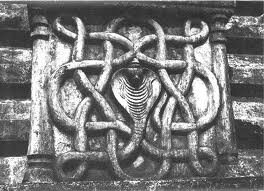 Знак кобры на двери тайной комнаты (фото srirangaminfo.com)